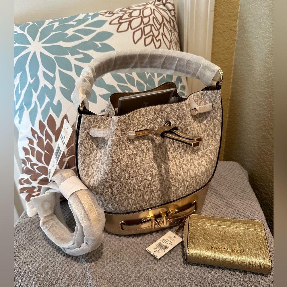 Michael Kors- REED 35S4G6RM6M VANL/PLGOLD MD BELTED BUCKT MSGR - NWT